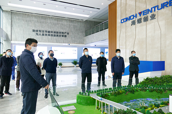 1582697662125939.jpg 參觀(guān)一樓VI展示廳.jpg