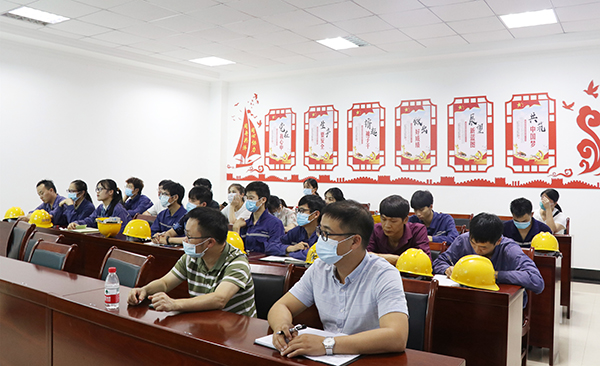 1630139767715562.jpg 培訓現場(chǎng)職工們認真的學(xué)習.jpg